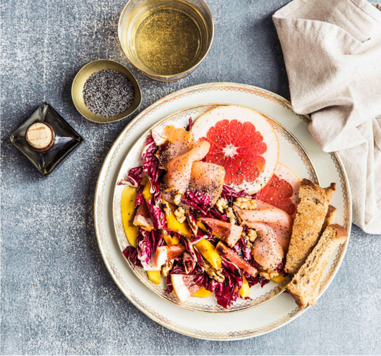 INSALATA DI RADICCHIO  con pompelmo, mango e salmone affumicato