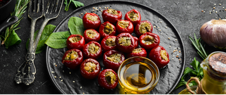 Peperoncini tondi ripieni con tonno, acciughe e capperi.