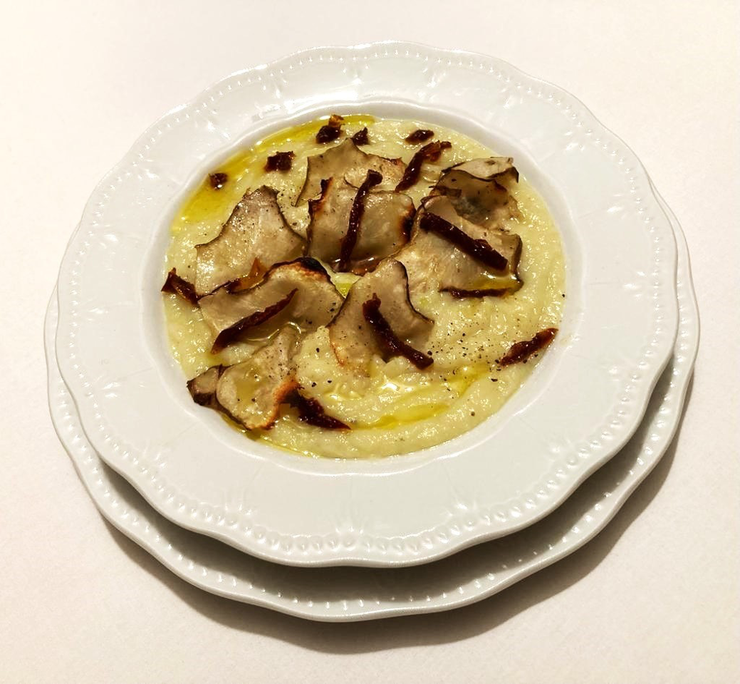 Crema di cavolfiore e porri con chips di topinambur
