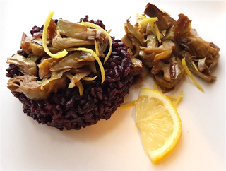 Carciofi saltati con limoni fermentati e riso nero