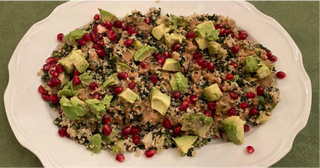 Quinoa ai due cavoli con avocado e melograno