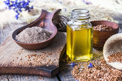 Come nutrire la pelle: scopriamo i benefici dell’olio di semi di lino purissimo